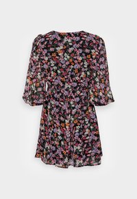 Svart blommig klänning med korta puffärmar, med livliga rosa, orange och lila blommor mot en mörk bakgrund. Lättviktsmaterial.