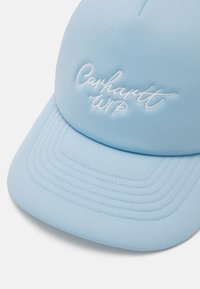 Gorra de color azul claro hecha de tela con una forma estructurada. Presenta un logo bordado de "Carhartt WIP" en blanco en la parte frontal y detalles cosidos.