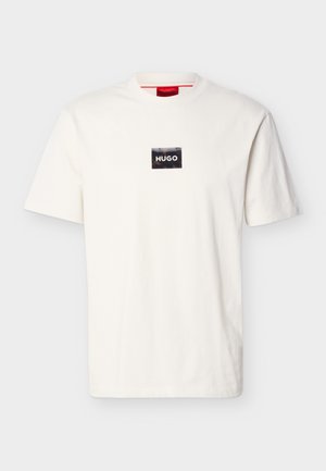 Hvid kortærmet T-shirt med rund hals og en lille sort rektangulær patch med hvid "HUGO" tekst på brystet.