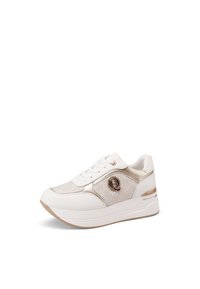 Sneaker bianca con accenti dorati, dotata di un pannello in rete con stampa del logo, punta rotonda, suola in gomma e chiusura con lacci. Materiali lisci e testurizzati.