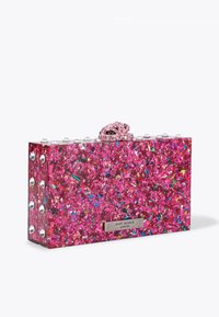 Clutch in acrilico rosa scintillante con glitter, dettagli metallici e una chiusura decorativa. Presenta una forma rettangolare e un'etichetta del marchio argentata.