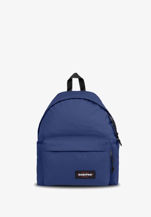 Zaino in tessuto blu navy con forma arrotondata, maniglia superiore, tasca frontale con zip e patch logo nero. Materiale testurizzato e resistente.