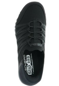Svart slip-on sko med teksturert overdel, elastiske snøringer, og minneskumsåle. Har Skechers-logo på innsiden.