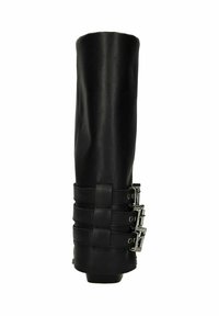 Zwarte leren laarzen tot de knie met een gladde textuur, voorzien van drie verstelbare gespen en een ronde neus.