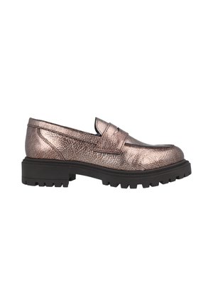 Mocasines metálicos en color rosa dorado con un acabado texturizado, que cuentan con un diseño slip-on, suela de goma negra y detalles de costura.