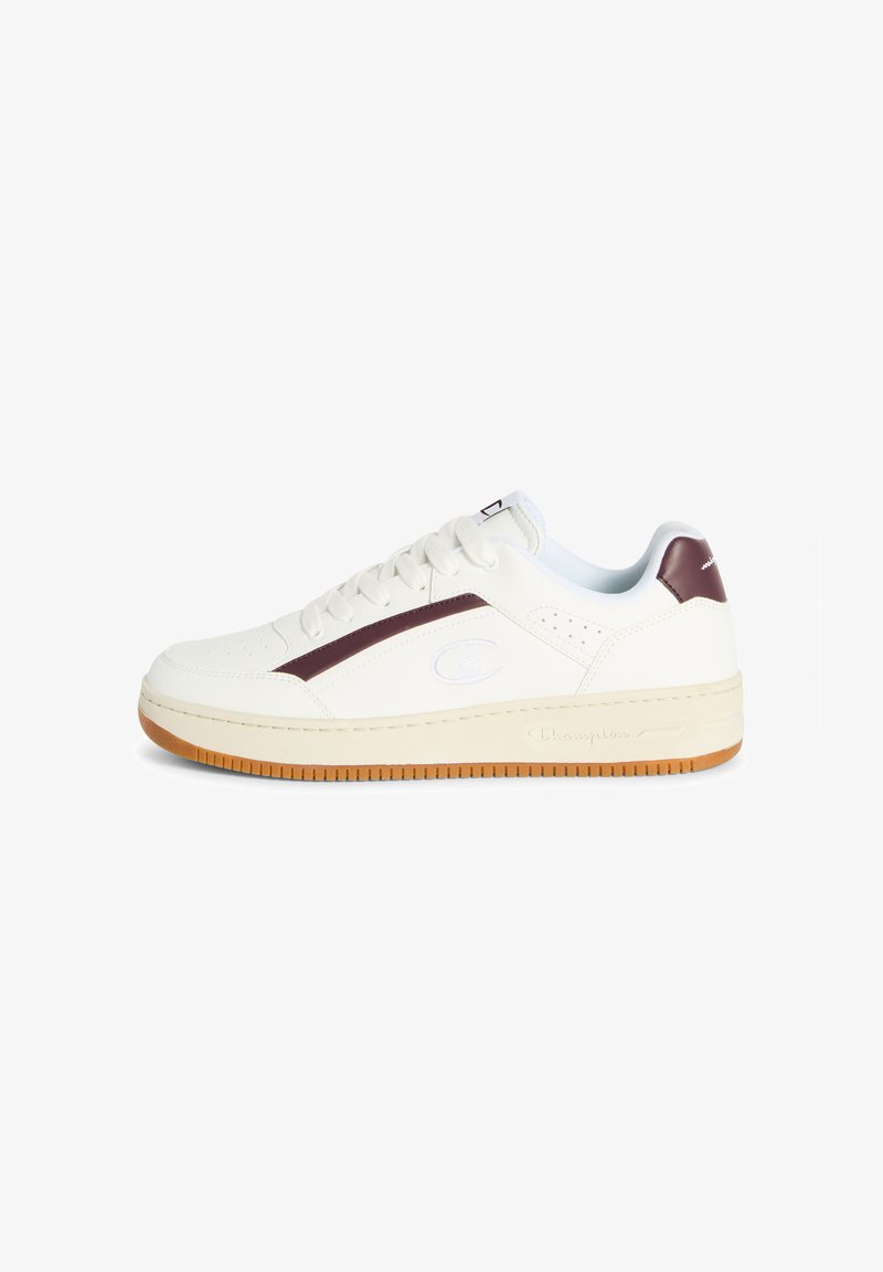 Sneaker in pelle bianca con una striscia di accentuazione color bordeaux, suola in gomma, colletto imbottito e dettagli perforati. Presenta il logo "Champion" sul lato.
