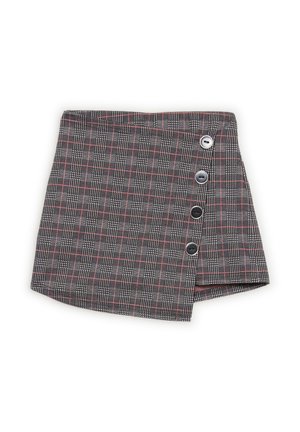 Minifalda a cuadros grises con líneas de acento rojas, con un diseño envolvente y cinco botones negros a lo largo del lado para el cierre.