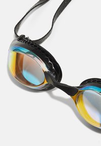 Lunettes de natation noires avec une sangle à motif en nid d'abeille, des verres miroir multicolores et un design élégant. Accents notables en jaune et bleu.