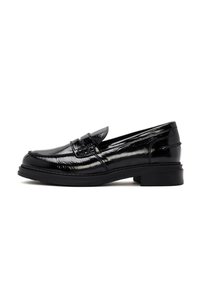 Mocasines de charol negro con punta redondeada, tira decorativa en la parte superior y suela de goma texturizada baja. Diseño clásico para ropa formal.