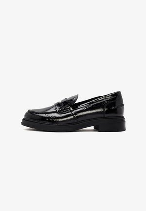 Schwarze Lackleder-Loafers mit runder Spitze, dekorativem Oberriemen und einer niedrigen, strukturierten Gummisohle. Klassisches Design für formelle Anlässe.