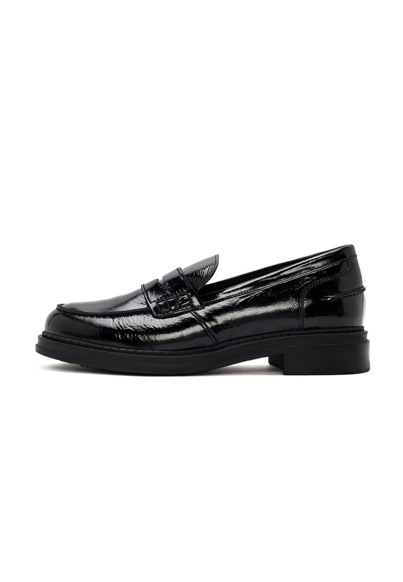 Mocasines de charol negro con punta redondeada, tira decorativa en la parte superior y suela de goma texturizada baja. Diseño clásico para ropa formal.