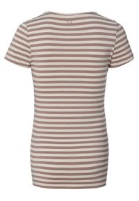 Camiseta às riscas com mangas curtas, decote redondo e tecido suave. As riscas são de cor castanho claro e creme, com um design que segue um padrão simples.