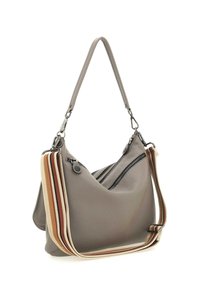 Borsa a spalla in pelle grigia dalla forma hobo, dotata di una tasca con zip, di una tracolla in tessuto a righe regolabile e di una superficie testurizzata.