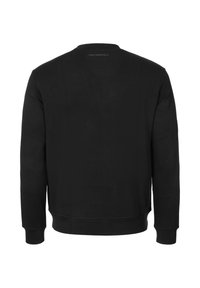 Sudadera negra de cuello redondo hecha de tela suave, con color liso, puños y dobladillo acanalados, y un pequeño logo en la parte posterior del cuello.