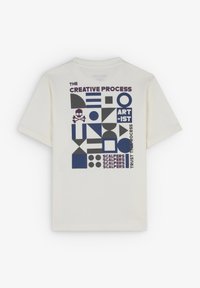 Crème-kleurig t-shirt met een grafisch ontwerp met verschillende vormen en tekst in donkerblauw en paars, inclusief een schedelicoon.