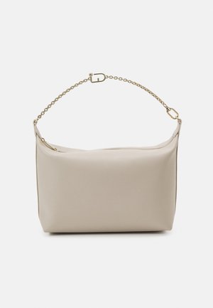 Béžová kožená kabelka s jemnou textúrou, obdĺžnikovým tvarom, zipsom na vrchu a zlatým reťazovým popruhom. Minimalistický dizajn a neutrálna farba.