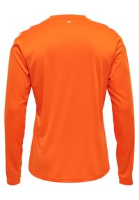 Langdurige sportshirt met lange mouwen in feloranje stof met een gladde textuur; heeft een ronde hals en witte accenten langs de schouders.