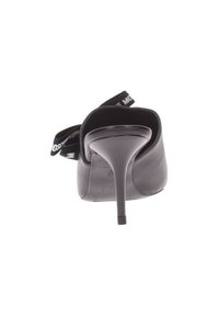 Scarpa nera con tacco alto, con una superiore in pelle liscia, punta affusolata e una fascia con la scritta "MOSCHINO LOVE." Design con tacco a stiletto.