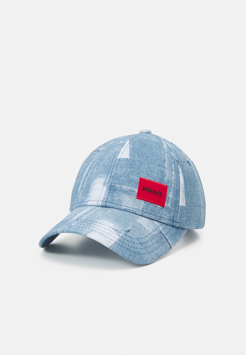 Casquette de baseball en denim bleu clair avec un patch rectangulaire rouge portant le mot Hugo en lettres noires centré à l'avant.
