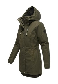 Parka olive verte avec un intérieur matelassé, capuche ajustable, fermeture éclair et à pression, poches latérales et un patch logo sur la manche.