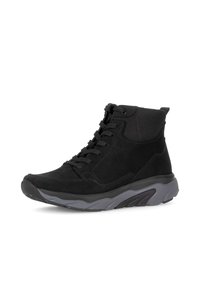 Zwarte high-top schoenen gemaakt van suede en mesh. Kenmerken zijn een ronde neus, dikke grijze rubberen zool en zwarte veters.