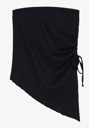 Svart tekstilomslag med en teksturert overflate, med en asymmetrisk form og rynket detaljering sikret med en sidebinding.