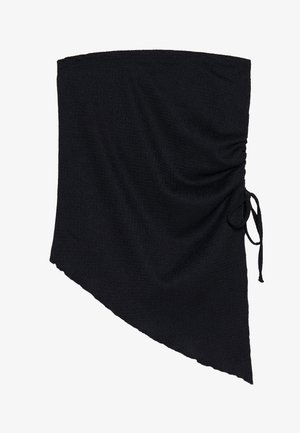 Svart tekstilomslag med en teksturert overflate, med en asymmetrisk form og rynket detaljering sikret med en sidebinding.