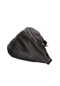 Borsa in pelle nera con superficie testurizzata, dotata di una cerniera dorata lungo la parte superiore e una forma triangolare morbida.