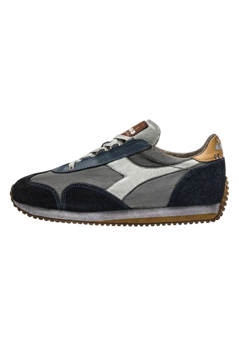 Sneaker sportivo con una combinazione di materiali grigi, blu navy e beige, texture in camoscio e mesh, suola in gomma e design classico con lacci.