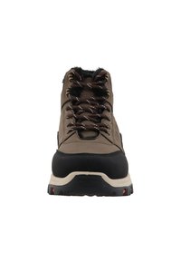 Botte de randonnée marron avec semelle en caoutchouc noir, bout renforcé et doublure en fourrure. Comprend des lacets marron et blanc et des œillets en métal pour un ajustement sécurisé.