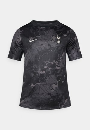 Sort kortærmet trøje lavet af letvægtsstof, med et mixet mønster og mørkegrå accenter samt et fremtrædende klublogo på brystet.