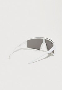 Λευκά αθλητικά γυαλιά ηλίου με περιμετρικό σχεδιασμό, φακούς με γκρι απόχρωση και κομψά, ευθεία μπράτσα. Μινιμαλιστική αισθητική χωρίς σχέδια.