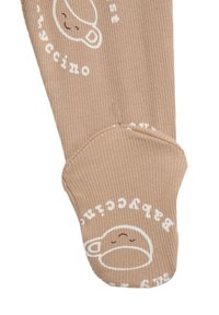 Calzino beige a righe con punta arrotondata. Presenta una grafica di una tazza sorridente e il testo "babyccino" in bianco. Texture morbida, design casual.