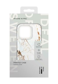 Coque pour iPhone 16 Pro avec motif de marbre blanc et veines dorées, étiquetée Carrara Gold, design écologique, mince et protecteur en emballage.