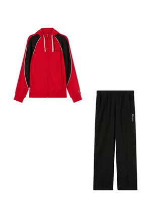 Chaqueta con capucha con cremallera en rojo y negro con cordones, combinada con pantalones de pierna recta de cintura elástica negra, ambos con logotipos de Champion.