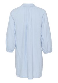 Tunica dress lunga azzurro chiaro con colletto, schiena arricciata e polsini elastici. Realizzata in tessuto morbido e testurizzato.