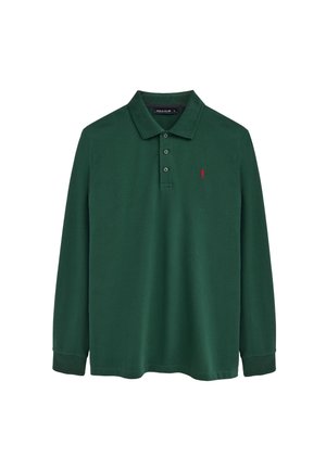 Dunkelgrünes Poloshirt mit langen Ärmeln, drei Knöpfen, Kragen und einem kleinen roten gestickten Logo auf der linken Brust.