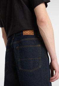 Vans CHECK-5 LOOSE  - Straight leg -farkut - dark blue