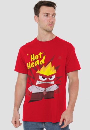 Rotes Baumwoll-T-Shirt mit einem Cartoon-Charakter in feurigem Design und dem Text "Hot Head." Kurze Ärmel und runder Ausschnitt.