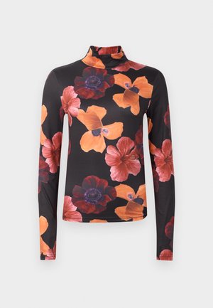Langærmet turtleneck skjorte i en mørk stof med store orange og røde blomster mønstre med varierende teksturer og former.