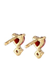 Boucles d'oreilles en forme de cœur doré avec des cristaux rouges, présentant une finition texturée et une fermeture par tige. Marquées "925" pour l'argent sterling.