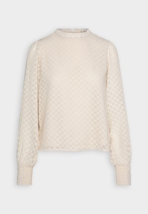 Kremowa bluzka z fakturowanym, geometrycznym wzorem, wysokim kołnierzem, bufkami na rękawach i marszczonymi mankietami. Lekka tkanina.