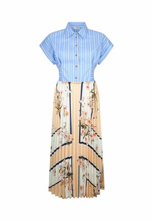 Modra bluza s kratkimi rokavi, z gumbi in belimi navpičnimi črtami, kombinirana s pliseirano midi krilo bež barve z belim cvetličnim vzorcem.