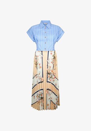 Modra bluza s kratkimi rokavi, z gumbi in belimi navpičnimi črtami, kombinirana s pliseirano midi krilo bež barve z belim cvetličnim vzorcem.