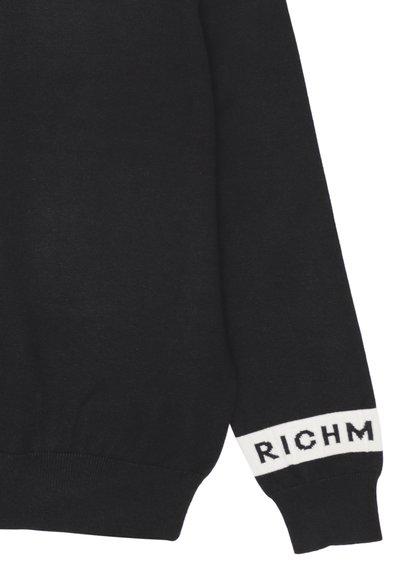 Maglione nero lavorato a maglia con polsini a costine, caratterizzato da una banda bianca con la scritta "RICH" in lettere nere sulla manica. Morbido al tatto.