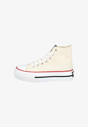 Zapatilla de lona beige de caña alta con cordones blancos, suela de goma blanca, rayas rojas y negras, y puntera reforzada.