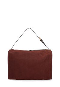 Borsa a pochette in suede borgogna con forma sottile e tracolla in pelle nera. Presenta una chiusura con zip superiore e dettagli in hardware dorato.