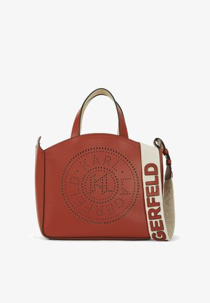 Crvena kožna torba s perforiranim dizajnom logotipa, okruglog oblika, s dvostrukim ručkama i dekorativnim remenom s imenom "GERFELD."