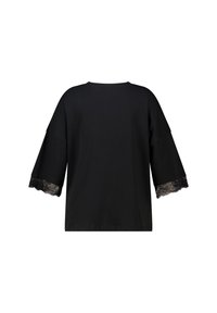 Zwarte losvallende top met driekwart mouwen, met zwarte kantafwerking bij de manchetten, getoond vanaf de achterkant tegen een witte achtergrond.