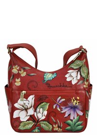 Rote Ledertasche mit floralen Designs in verschiedenen Farben. Sie verfügt über einen oberen Reißverschluss, verstellbare Riemen und eine Außentasche.